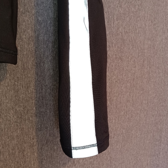 Nike Reflective Long Sleeve Fitted Cropped Dri-FIT Top Graphic+Arm Stripes - Picture 4 of 9